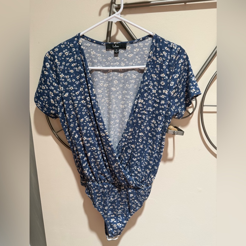 Lulu's Navy Blue Floral Wrap Short Sleeve Body Suit Top Size M